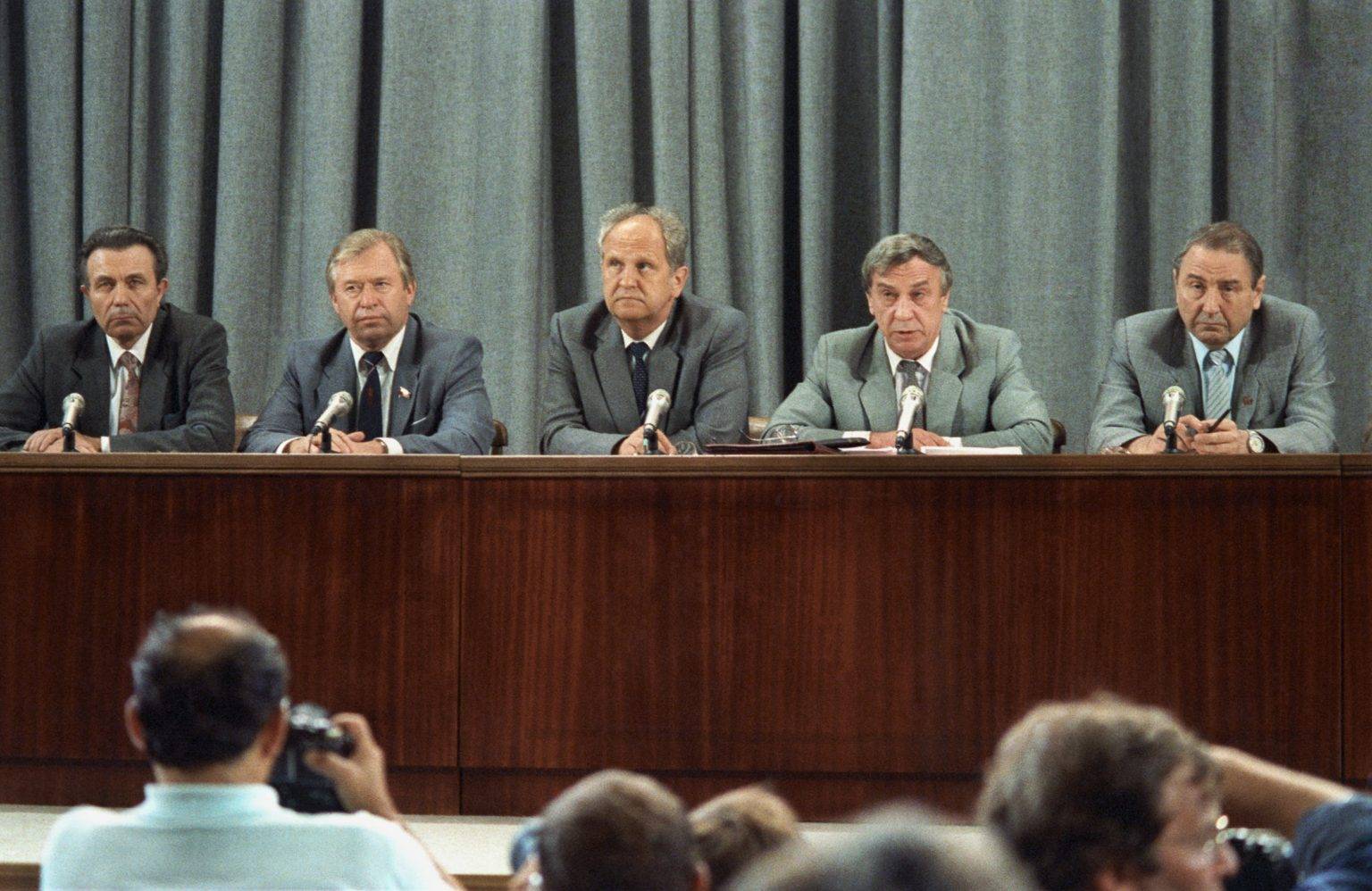Пресконференция на пучистите, Генадий Янаев е вторият отдясно наляво